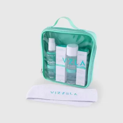 Conjunto de produtos faciais Vizzela em necessaire transparente verde com faixa branca