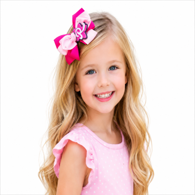 Menina loira com vestido rosa de bolinhas e laço rosa no cabelo