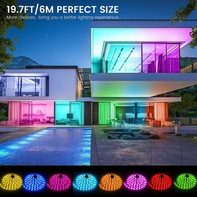 Casa moderna com iluminação externa colorida e piscina à frente