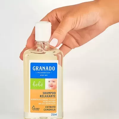 Frasco de shampoo relaxante para bebé da marca Granado com rótulo colorido e tampa branca