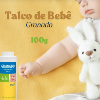 Frasco de talco para bebé Granado 100g ao lado de bebé com peluche, fundo amarelo