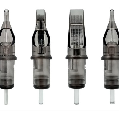 Quatro cartuchos de máquina de tatuagem em plástico cinza translúcido com pontas distintas