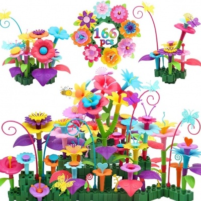 Conjunto de peças coloridas para montar flores e borboletas em base verde