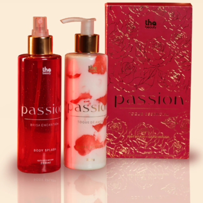 Conjunto de produtos 'Passion' com body splash, creme corporal e caixa vermelha com design floral dourado