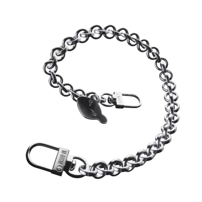 Pulseira prateada com elos redondos, fecho e pendente em forma de cabeça de cavalo