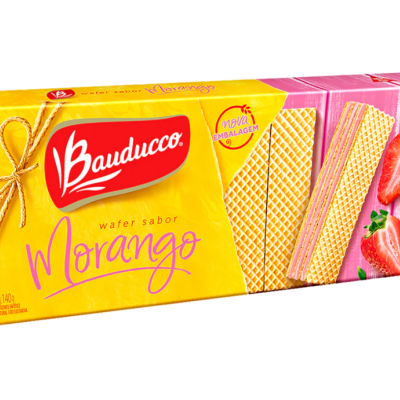 Pacote de bolachas Bauducco sabor Morango com imagem das bolachas e morangos