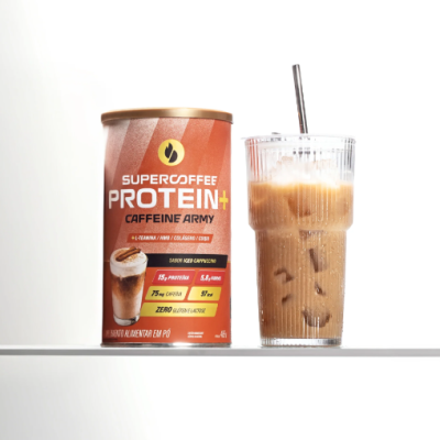 Produto Super Coffee Protein+ Caffeine Army com copo de café gelado com canudo