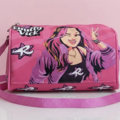 Mala de ombro rosa com personagem impressa em tons roxos e rosa, alça rosa