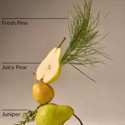 Pera fresca cortada e peras inteiras empilhadas com ramos verdes e bagas