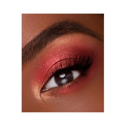 Close-up de olho com maquilhagem vermelha e dourada