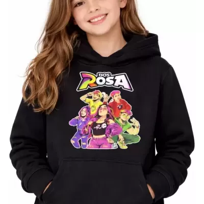 Menina com sweatshirt preta tipo hoodie com estampado colorido e texto DOS ROSA.