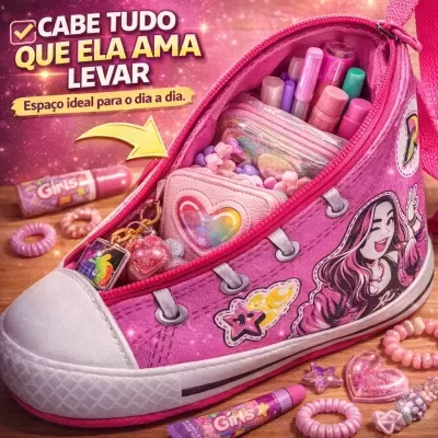 Bolsa rosa em forma de sapatilha cheia de itens cor-de-rosa e lilás, com ilustração e texto ao fundo.