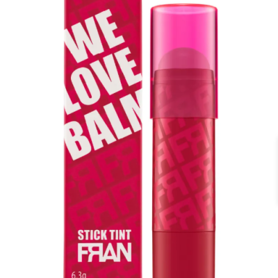 Batom em stick vermelho com tampa rosa translúcida e caixa vermelha com texto branco