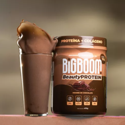 Suplemento proteico BiGBOOM Beauty Protein e mousse de chocolate no copo