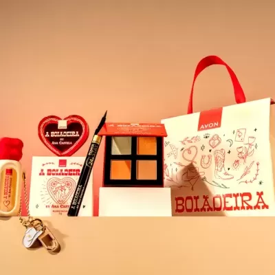 Conjunto de maquilhagem Avon A BOLADEIRA by Ana Castela com quatro sombras, delineador, e saco de papel decorado