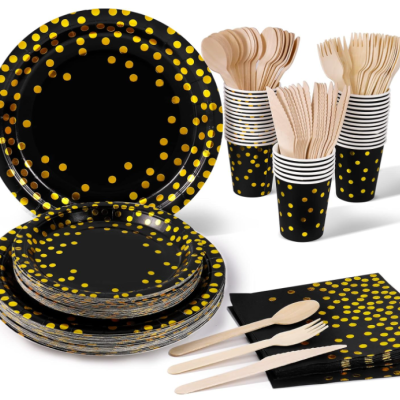 Conjunto festa preto com bolinhas douradas e talheres em madeira
