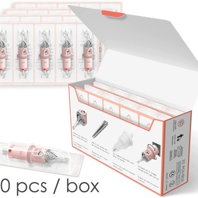 Caixa branca aberta com 20 agulhas de tatuagem em embalagem individual rosa e transparente.