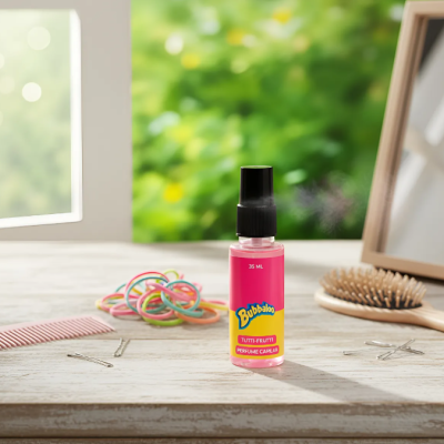 Frasco de perfume capilar Bubbaloo tutti-frutti num ambiente com acessórios de cabelo