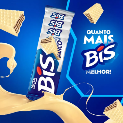 Embalagem de chocolate Bis branco Lacta com pedaços de wafer e creme em fundo azul