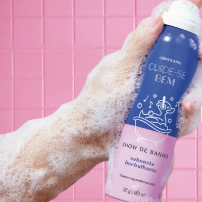 Produto spray Espuma Superreferescante Cuide-se Bem, sabonete borbulhante, embalagem azul e rosa