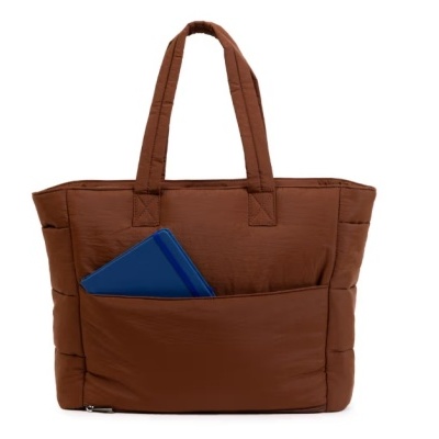 Mala castanha acolchoada com caderno azul no bolso exterior