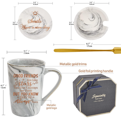 Conjunto de chávenas com suporte e colher dourada em padrão marmoreado e texto dourado