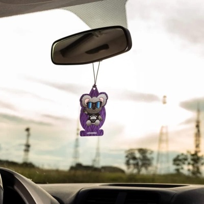 Aromatizador de carro em forma de coala cinzento pendurado no espelho retrovisor