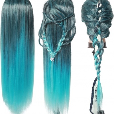 Três perucas longas azul-turquesa com diferentes estilos de cabelo e fita com texto