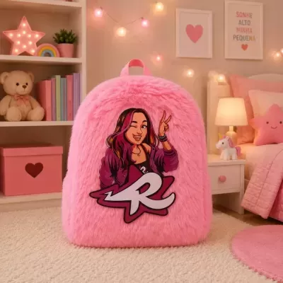 Mochila rosa felpuda com personagem feminina e letra R em quarto infantil rosa