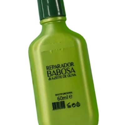 Frasco verde com tampa verde escura de produto reparador com babosa e azeite de oliva
