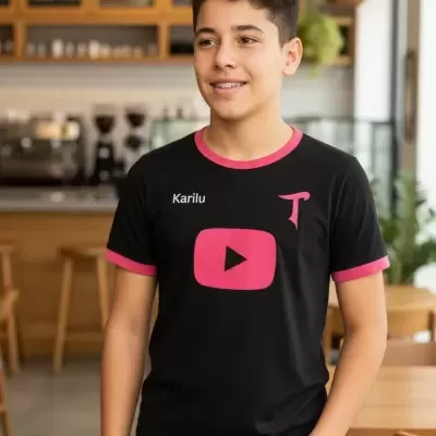 Rapaz a usar t-shirt preta com gola rosa em café