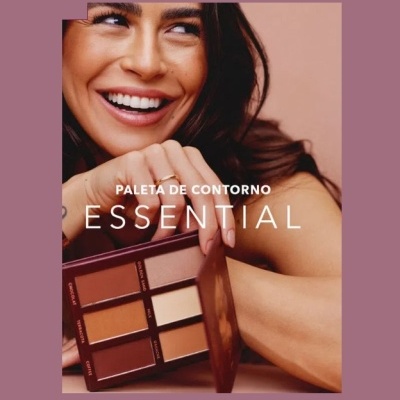 Mulher sorridente segurando paleta de contorno ESSENTIAL de seis tons