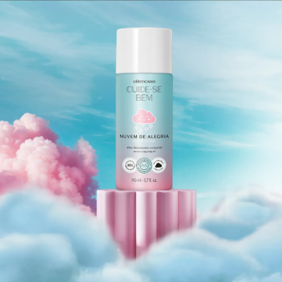 Desodorizante corporal azul e rosa com tampa branca sobre pedestal rosa em fundo de nuvens e céu azul