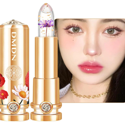 Batom transparente com flores e embalagem dourada floral ao lado de rosto feminino maquilhado