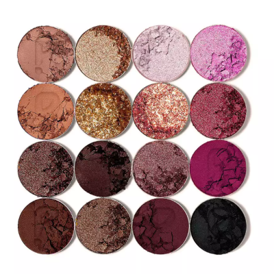 Palete de sombras de olhos com 16 tons variados, incluindo neutros, dourados, rosas, vermelhos, roxos e pretos.