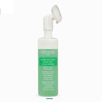 Frasco com mousse de limpeza facial verde e branco com aplicador de escova