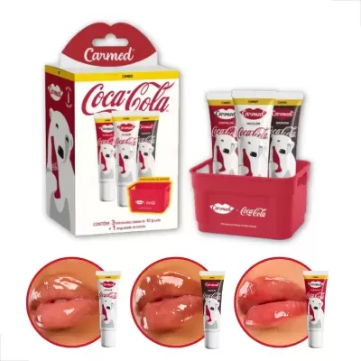Pack de hidratantes labiais Carmed Coca-Cola com tubos coloridos e embalagem branca e vermelha