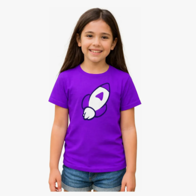 Menina a usar uma camisola roxa com estampa de foguetão