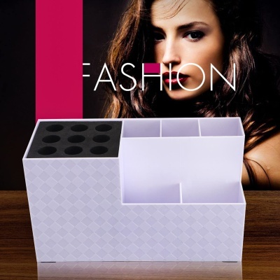 Organizador branco para maquilhagem com compartimento de espuma preta, sobre madeira, fundo foto de mulher com texto FASHION