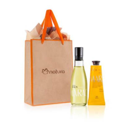 Conjunto de presente natura com saco, garrafa e tubo de creme amarelo