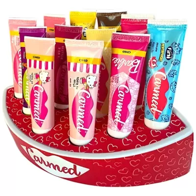 Tubes coloridos Carmed em base vermelha com corações