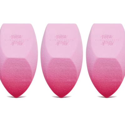 Três esponjas de maquilhagem rosa em degradê com texto impresso