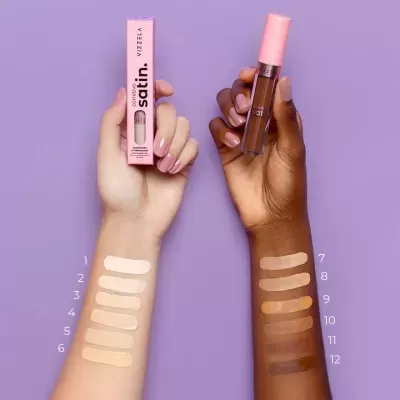 Amostras de bases líquidas satin em dois tons de pele com embalagem e tubo do produto.