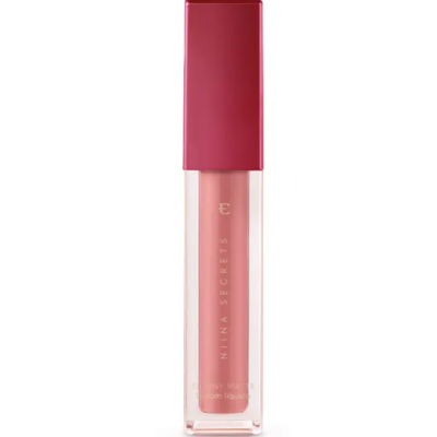 Batom líquido nude rosado com tampa rosa escuro e texto dourado