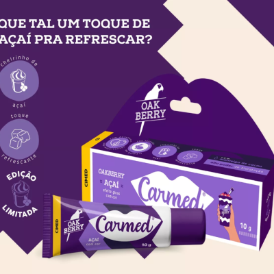 Embalagem e tubo do produto Carmed Oakberry açaí 10g em roxo e branco com texto promocional em fundo roxo.