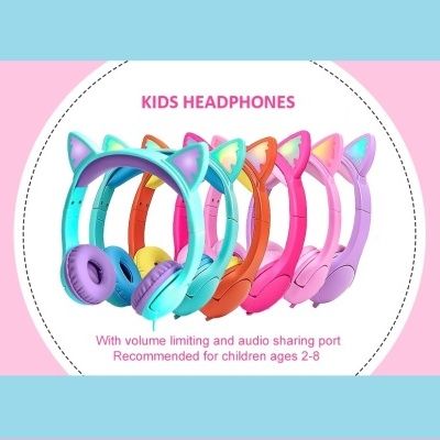 Auscultadores infantis coloridos com orelhas de gato, fundo rosa