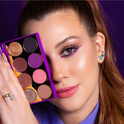 Paleta de sombras coloridas com oito tons e rosto de mulher maquilhada