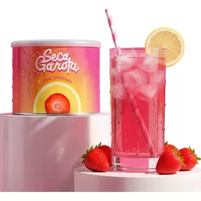 Lata de Pink Lemonade Seca Garota com copo de bebida rosa, gelo, canudo e morangos