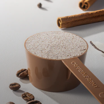 Medidor de plástico castanho com pó branco e grãos de café e canela ao redor
