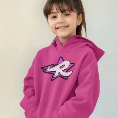 Criança com hoodie rosa e estampa de estrela com letra R